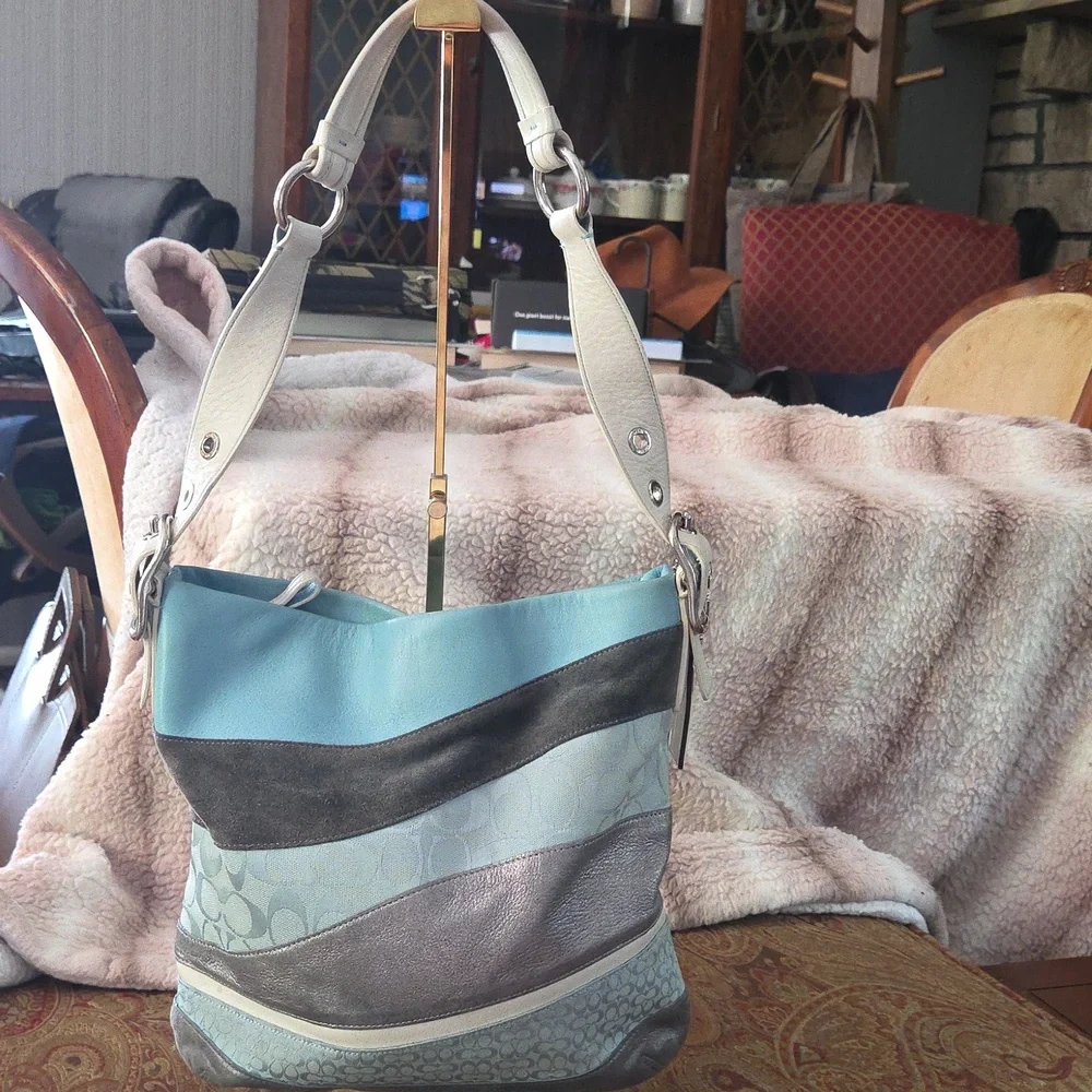 Coach Wave Patchwork Rare Shoulderbag F10653 2006 $350 Estimated Retail GUC - Picture 4 of 16